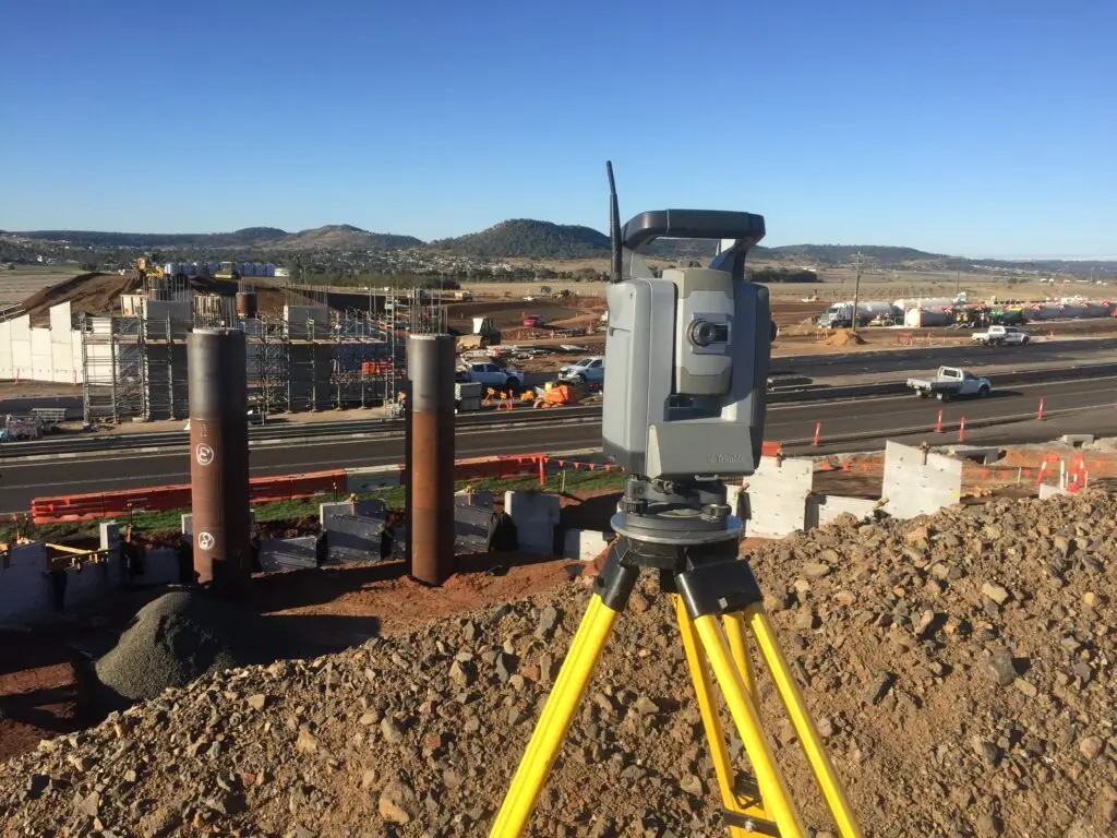Surveying device used for land measurement